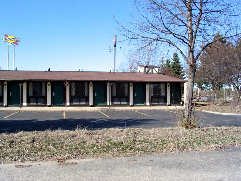 Super 7 Inn & Suites Saginaw (Saginaw Inn, Knights Inn) - April 2005